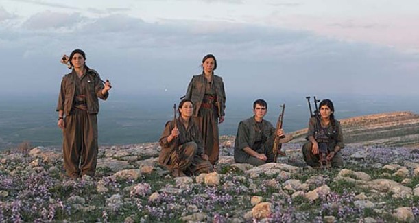 combatientes-kurdas-anarquismo-acracia-672x358