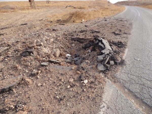 Una mina explosiva en la carretera entre Serekaniye y Kobanê.
